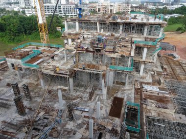 KUALA LUMPUR, MALAYSIA - 5 Mart 2020: İnşaat alanı gün içinde faaliyet gösteriyor. İşçiler, amirlerinin denetimi altında planlandığı gibi faaliyetlerini sürdürmekle meşguller..