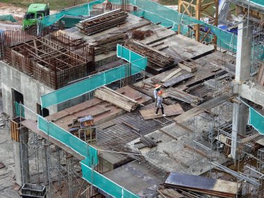 KUALA LUMPUR, MALAYSIA - 5 Mart 2020: İnşaat alanı gün içinde faaliyet gösteriyor. İşçiler, amirlerinin denetimi altında planlandığı gibi faaliyetlerini sürdürmekle meşguller..