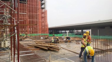 KUALA LUMPUR, MALAYSIA - 5 Mart 2020: İnşaat alanı gün içinde faaliyet gösteriyor. İşçiler, amirlerinin denetimi altında planlandığı gibi faaliyetlerini sürdürmekle meşguller..