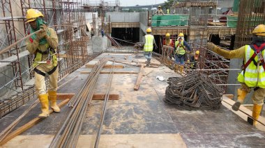 KUALA LUMPUR, MALAYSIA - 5 Mart 2020: İnşaat alanı gün içinde faaliyet gösteriyor. İşçiler, amirlerinin denetimi altında planlandığı gibi faaliyetlerini sürdürmekle meşguller..