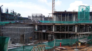 KUALA LUMPUR, MALAYSIA - 5 Mart 2020: İnşaat alanı gün içinde faaliyet gösteriyor. İşçiler, amirlerinin denetimi altında planlandığı gibi faaliyetlerini sürdürmekle meşguller..