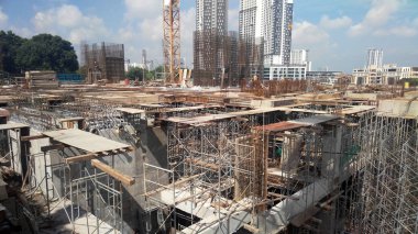 KUALA LUMPUR, MALAYSIA - 5 Mart 2020: İnşaat alanı gün içinde faaliyet gösteriyor. İşçiler, amirlerinin denetimi altında planlandığı gibi faaliyetlerini sürdürmekle meşguller..