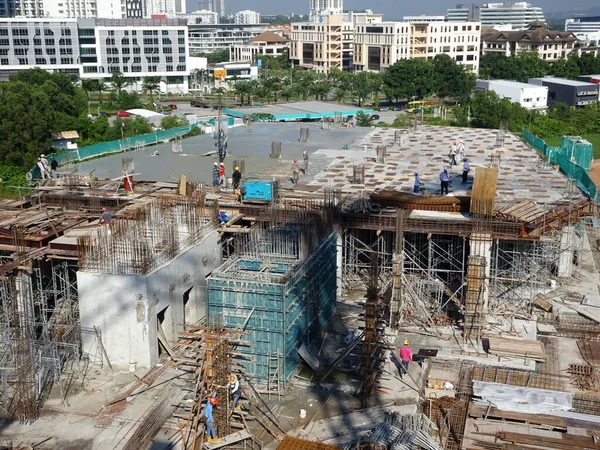 KUALA LUMPUR, MALAYSIA - 5 Mart 2020: İnşaat alanı gün içinde faaliyet gösteriyor. İşçiler, amirlerinin denetimi altında planlandığı gibi faaliyetlerini sürdürmekle meşguller..