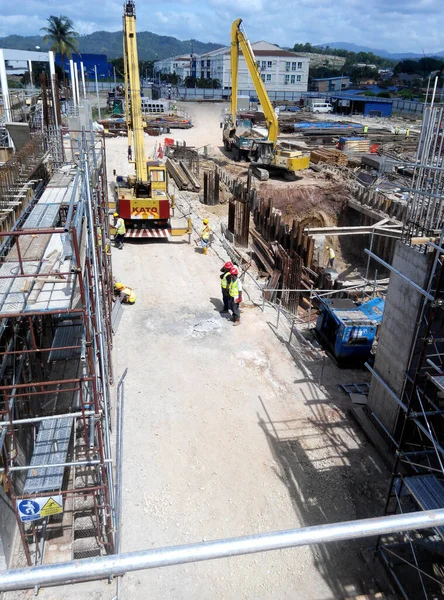 KUALA LUMPUR, MALAYSIA - 5 Mart 2020: İnşaat alanı gün içinde faaliyet gösteriyor. İşçiler, amirlerinin denetimi altında planlandığı gibi faaliyetlerini sürdürmekle meşguller..