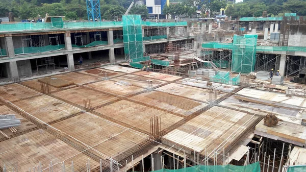 KUALA LUMPUR, MALAYSIA - 5 Mart 2020: İnşaat alanı gün içinde faaliyet gösteriyor. İşçiler, amirlerinin denetimi altında planlandığı gibi faaliyetlerini sürdürmekle meşguller..