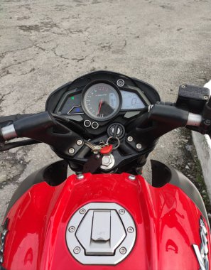 KUALA LUMPUR, MALAYSIA - 25 Şubat 2017: motosiklet ölçer paneli. Kilometre, hız, devir, yakıt seviyesi gibi birçok gösterge içerir. Motosiklet sürenlere yardımcı olur..