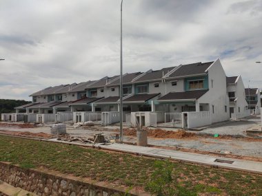 SEREMBAN, MALAYSIA -APRIL 07, 2020: Malezya 'da inşa halindeki yeni çift katlı lüks teras evi. Modern ve çağdaş stili olan bir mimar tarafından tasarlandı.. 