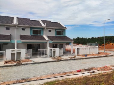 SEREMBAN, MALAYSIA -APRIL 07, 2020: Malezya 'da inşa halindeki yeni çift katlı lüks teras evi. Modern ve çağdaş stili olan bir mimar tarafından tasarlandı.. 