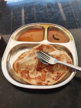 Geleneksel Malezya imzası Roti Canai denilen yassı ekmek. Bu un, yumurta ve su karışımından yapılmış bir krep türü. Özel sosla ye. Normalde Tash Tarık içkileriyle karıştırılır.. 