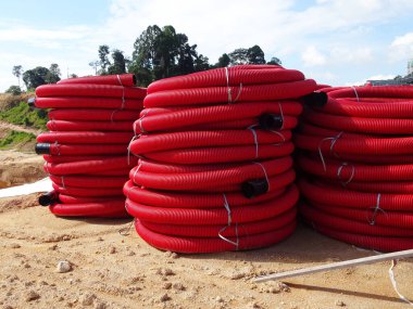 HDPE, inşaat alanında çift duvar dayanıklılığı olan kıvrımlı bir boru. Yeraltı kablosunu korumak için kullanılır. 