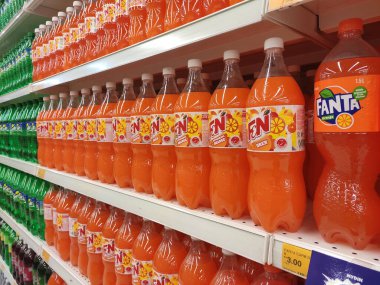 KUALA LUMPUR, MALAYSIA - 16 Mart 2020: Hafif içecekler veya karbonatlı içecekler büyük süpermarketin içindeki raflarda satılığa çıkarıldı ve istiflendi. Müşterinin satın almasını kolaylaştırmak için markaya göre sıralanır.