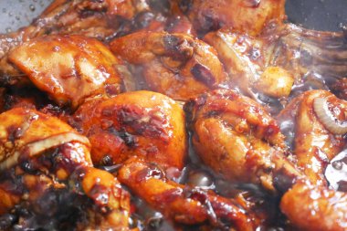 Soya soslu kızarmış tavuk. Tavuk parçaları kurutulup kızartılıyor ve sonra soya sosu ve soğanla dolduruluyor..