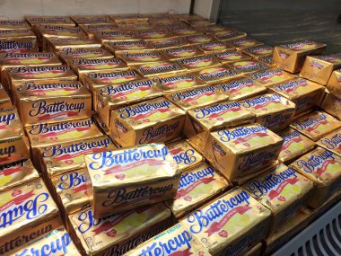 SEREMBAN, MALAYSIA -APRIL 13, 2020: Kare paketlemedeki tereyağı süpermarketin içindeki soğutucu raflarda sergilenmektedir. Tereyağı, süt ve kremanın yağ ve protein bileşenlerinden yapılan bir süt ürünüdür.. 