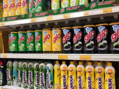 SEREMBAN, MALAYSIA - 2 Mart 2020: Bulaşık makinesi sıvısı süpermarketteki raflarda satışa sunuldu. Müşterilerin seçmesini kolaylaştırmak için markaya göre ayrılır.
