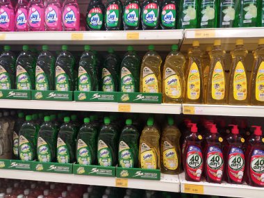 SEREMBAN, MALAYSIA - 2 Mart 2020: Bulaşık makinesi sıvısı süpermarketteki raflarda satışa sunuldu. Müşterilerin seçmesini kolaylaştırmak için markaya göre ayrılır.