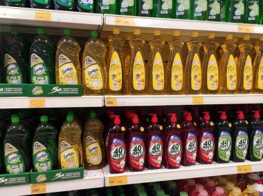 SEREMBAN, MALAYSIA - 2 Mart 2020: Bulaşık makinesi sıvısı süpermarketteki raflarda satışa sunuldu. Müşterilerin seçmesini kolaylaştırmak için markaya göre ayrılır.