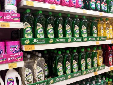 SEREMBAN, MALAYSIA - 2 Mart 2020: Bulaşık makinesi sıvısı süpermarketteki raflarda satışa sunuldu. Müşterilerin seçmesini kolaylaştırmak için markaya göre ayrılır.