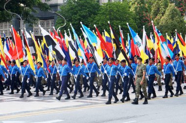 PUTRAJAYA, MALAYSIA - 31 AĞUSTOS 2019: Malezyalı gençler, Malezya devlet bayraklarını tutarken yolda yürüyen üniformalarla tamamlandı. Üniformalar Malezya 'daki çeşitli üniformaları temsil ediyordu.