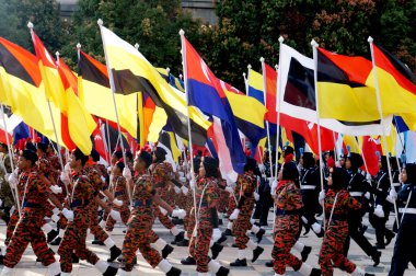PUTRAJAYA, MALAYSIA - 31 AĞUSTOS 2019: Malezyalı gençler, Malezya devlet bayraklarını tutarken yolda yürüyen üniformalarla tamamlandı. Üniformalar Malezya 'daki çeşitli üniformaları temsil ediyordu.