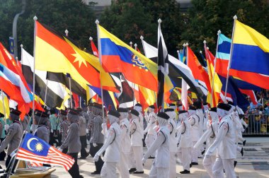PUTRAJAYA, MALAYSIA - 31 AĞUSTOS 2019: Malezyalı gençler, Malezya devlet bayraklarını tutarken yolda yürüyen üniformalarla tamamlandı. Üniformalar Malezya 'daki çeşitli üniformaları temsil ediyordu.