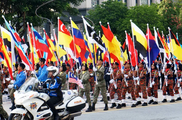 Putrajaya Malaysia August 2019 Малайзійські Підлітки Завершують Перехід Уніформами Дорозі — стокове фото