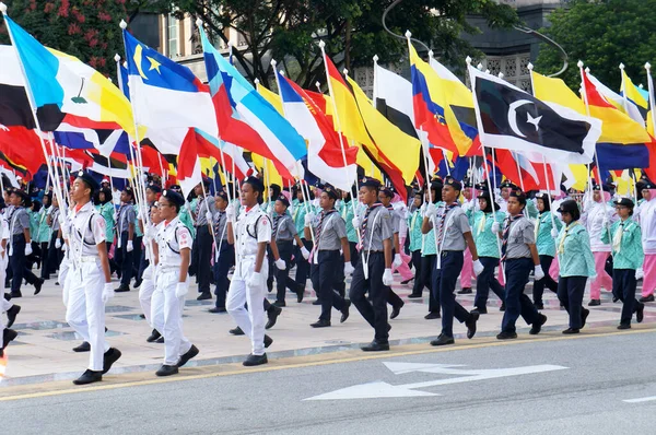 Putrajaya Malaysia August 2019 Malaysiska Tonåringar Komplett Med Uniformer Marscherar — Stockfoto