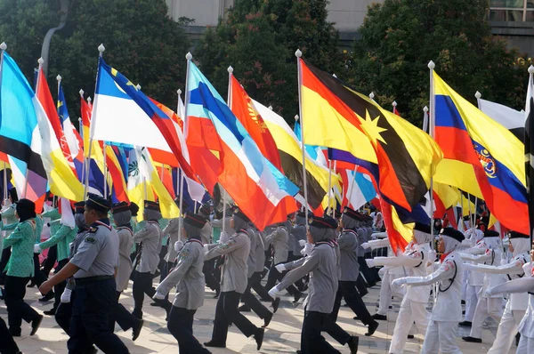 Putrajaya Malaysia August 2019 Malaysiska Tonåringar Komplett Med Uniformer Marscherar — Stockfoto