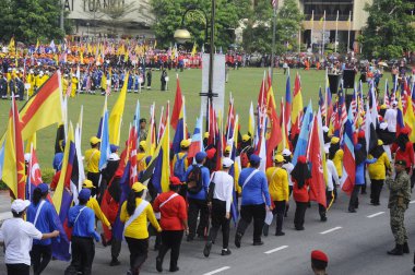 PUTRAJAYA, MALAYSIA -31 AĞUSTOS 2019: Malezya Bağımsızlık Yürüyüşü sırasında Malezya devletinin bayraklarını tutarken çeşitli etnik gruplardan Malezyalı gençler.  