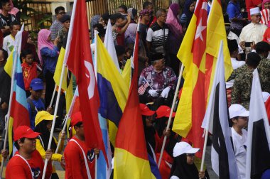 PUTRAJAYA, MALAYSIA -31 AĞUSTOS 2019: Malezya Bağımsızlık Yürüyüşü sırasında Malezya devletinin bayraklarını tutarken çeşitli etnik gruplardan Malezyalı gençler.  