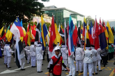 PUTRAJAYA, MALAYSIA -31 AĞUSTOS 2019: Malezya Bağımsızlık Yürüyüşü sırasında Malezya devletinin bayraklarını tutarken çeşitli etnik gruplardan Malezyalı gençler.  