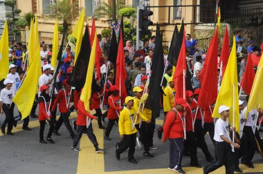 PUTRAJAYA, MALAYSIA -31 AĞUSTOS 2019: Malezya Bağımsızlık Yürüyüşü sırasında Malezya devletinin bayraklarını tutarken çeşitli etnik gruplardan Malezyalı gençler.  