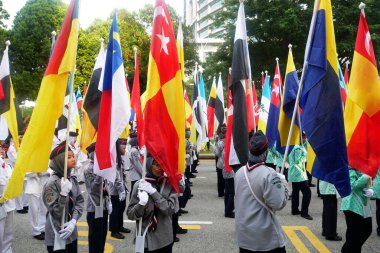 PUTRAJAYA, MALAYSIA -31 AĞUSTOS 2019: Malezya Bağımsızlık Yürüyüşü sırasında Malezya devletinin bayraklarını tutarken çeşitli etnik gruplardan Malezyalı gençler.  