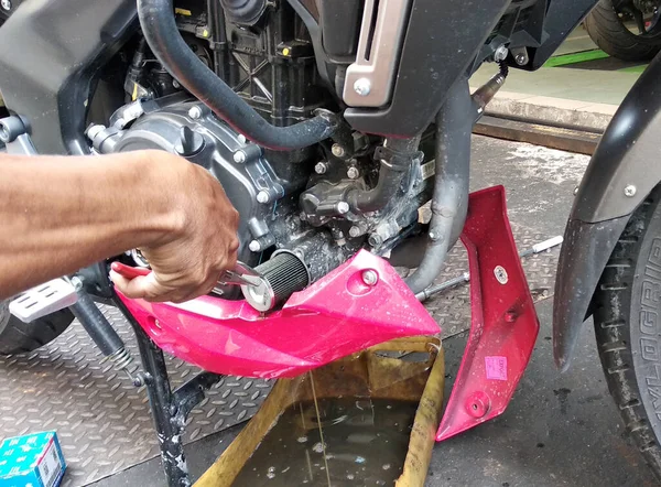 Seremban Malaysia August 2019 Mechanics Repairing Replacing Motorcycle Lubricants Workshop — Stock Photo, Image