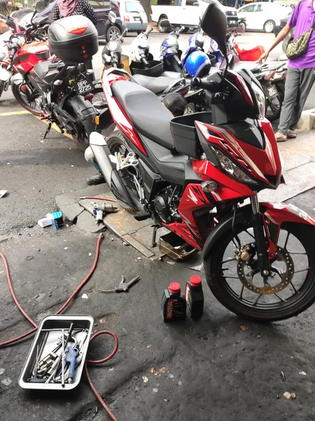 Seremban Malaysia Sierpień 2019 Mechanicy Naprawiają Wymieniają Smary Motocyklowe Warsztacie — Zdjęcie stockowe