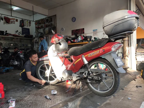 Seremban Malaysia Sierpień 2019 Mechanicy Naprawiają Wymieniają Smary Motocyklowe Warsztacie — Zdjęcie stockowe