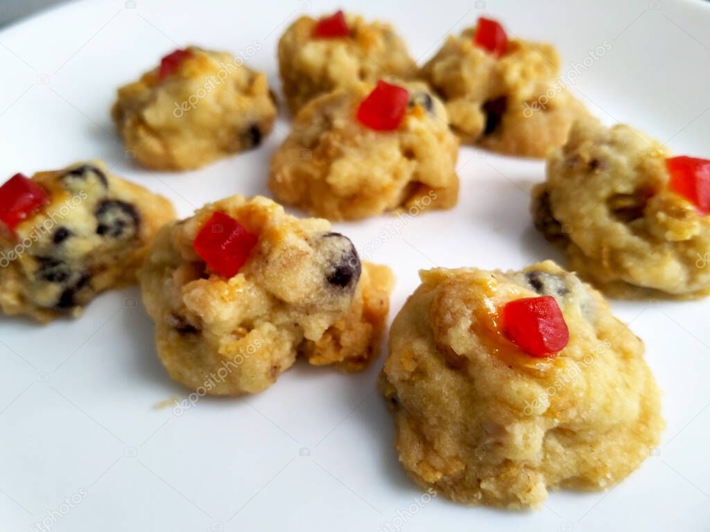 Red pearl biscuit. The main ingredients are flour, cornflakes, chocolate chips, and cherries. Cook in a hot oven.