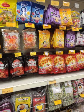 SEREMBAN, MALAYSIA -MAYIS 13, 2019: Şekerler ticari plastik ambalaja sarılır ve markayla etiketlenir. Satılık bir süpermarket rafında göster. Her ürünün farklı bir fiyat etiketi vardır.. 