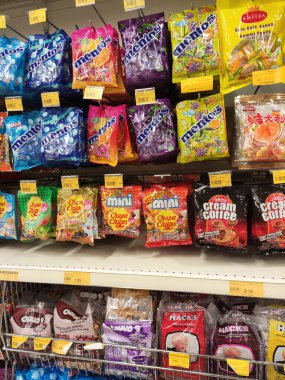 SEREMBAN, MALAYSIA -MAYIS 13, 2019: Şekerler ticari plastik ambalaja sarılır ve markayla etiketlenir. Satılık bir süpermarket rafında göster. Her ürünün farklı bir fiyat etiketi vardır.. 