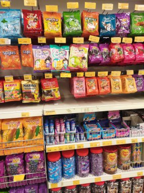 SEREMBAN, MALAYSIA -MAYIS 13, 2019: Şekerler ticari plastik ambalaja sarılır ve markayla etiketlenir. Satılık bir süpermarket rafında göster. Her ürünün farklı bir fiyat etiketi vardır.. 
