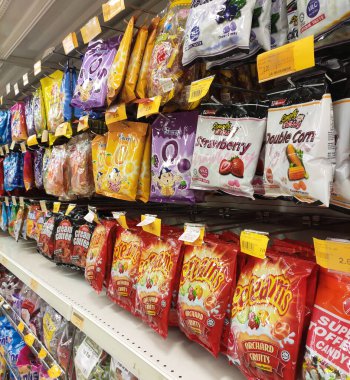 SEREMBAN, MALAYSIA -MAYIS 13, 2019: Şekerler ticari plastik ambalaja sarılır ve markayla etiketlenir. Satılık bir süpermarket rafında göster. Her ürünün farklı bir fiyat etiketi vardır.. 