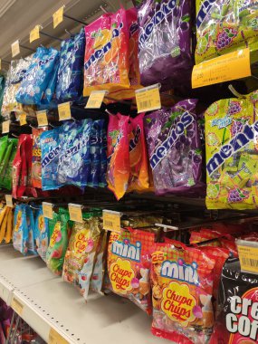 SEREMBAN, MALAYSIA -MAYIS 13, 2019: Şekerler ticari plastik ambalaja sarılır ve markayla etiketlenir. Satılık bir süpermarket rafında göster. Her ürünün farklı bir fiyat etiketi vardır.. 
