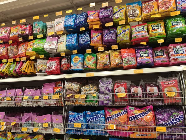 Seremban Malaysia May 2019 糖果包装在商业塑料包装中 并附有品牌标签 陈列在超级市场货架上出售 每件东西都有不同的价格标签 — 图库照片