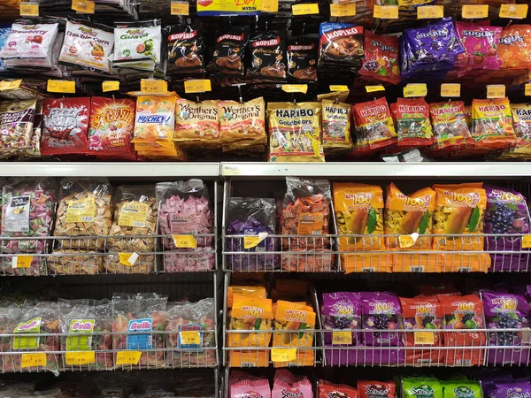 セレンバン マレーシア 2019年5月13日 キャンディーは市販のプラスチック包装に包まれ ブランドによってラベル付けされています 販売のためのスーパーマーケット棚に表示されます すべてのアイテムには異なる価格タグがあります — ストック写真