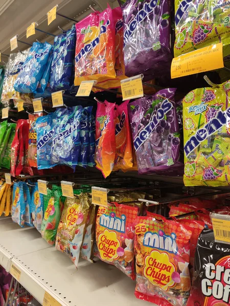 Seremban Malaysia May 2019 糖果包装在商业塑料包装中 并附有品牌标签 陈列在超级市场货架上出售 每件东西都有不同的价格标签 — 图库照片