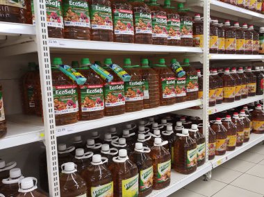 SEREMBAN, MALAYSIA -APRIL 24, 2020: Süpermarkette satılmak üzere işlenmiş palmiye tohumundan yapılan pişirme yağı. Müşterinin seçmesini kolaylaştırmak için markaya göre sıralanır. 