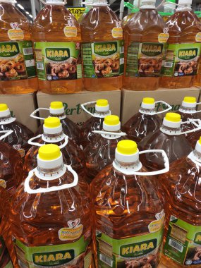 SEREMBAN, MALAYSIA -APRIL 24, 2020: Süpermarkette satılmak üzere işlenmiş palmiye tohumundan yapılan pişirme yağı. Müşterinin seçmesini kolaylaştırmak için markaya göre sıralanır. 