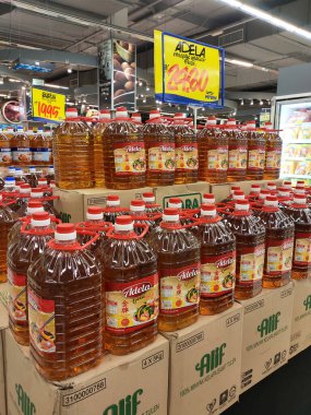 SEREMBAN, MALAYSIA -APRIL 24, 2020: Süpermarkette satılmak üzere işlenmiş palmiye tohumundan yapılan pişirme yağı. Müşterinin seçmesini kolaylaştırmak için markaya göre sıralanır. 