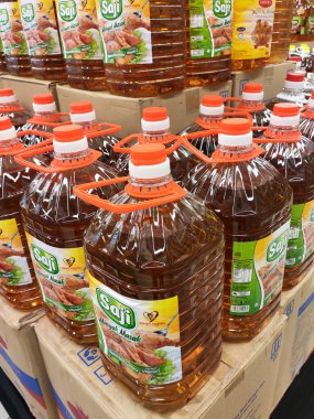 SEREMBAN, MALAYSIA -APRIL 24, 2020: Süpermarkette satılmak üzere işlenmiş palmiye tohumundan yapılan pişirme yağı. Müşterinin seçmesini kolaylaştırmak için markaya göre sıralanır. 