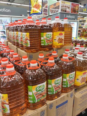 SEREMBAN, MALAYSIA -APRIL 24, 2020: Süpermarkette satılmak üzere işlenmiş palmiye tohumundan yapılan pişirme yağı. Müşterinin seçmesini kolaylaştırmak için markaya göre sıralanır. 