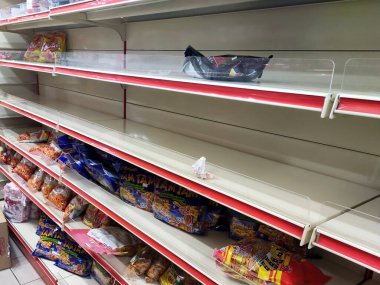 SEREMBAN, MALAYSIA - 14 Temmuz 2019: Süpermarketteki raflar panik yüzünden boşaldı. Müşteriler aşırı miktarda ihtiyaç satın alarak hisse senetlerinin tükenmesine yol açarlar..